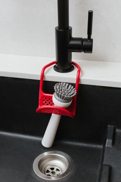 UMBRA SLING FLEXIBLE Поставка за кухненска гъба, червен