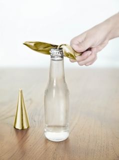 UMBRA TIPSY  Балансираща отварачка за бутилки, златен